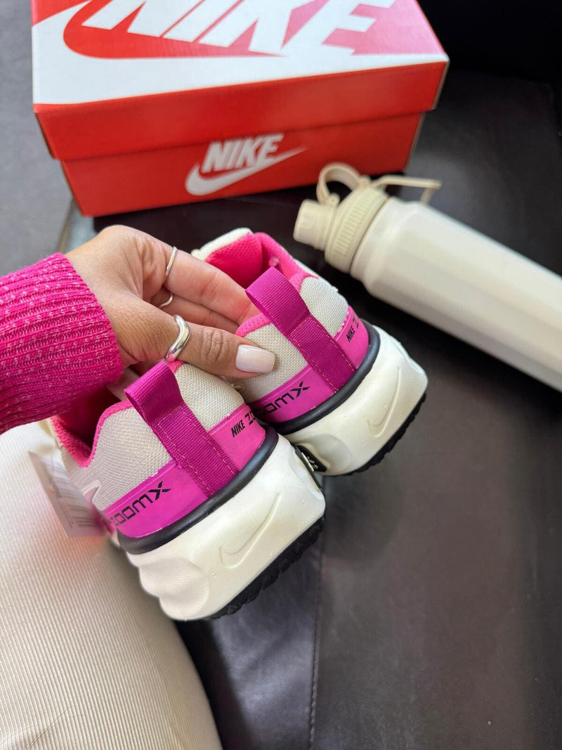 Tênis Zoom x Invincible Run 3 - Branco/Rosa